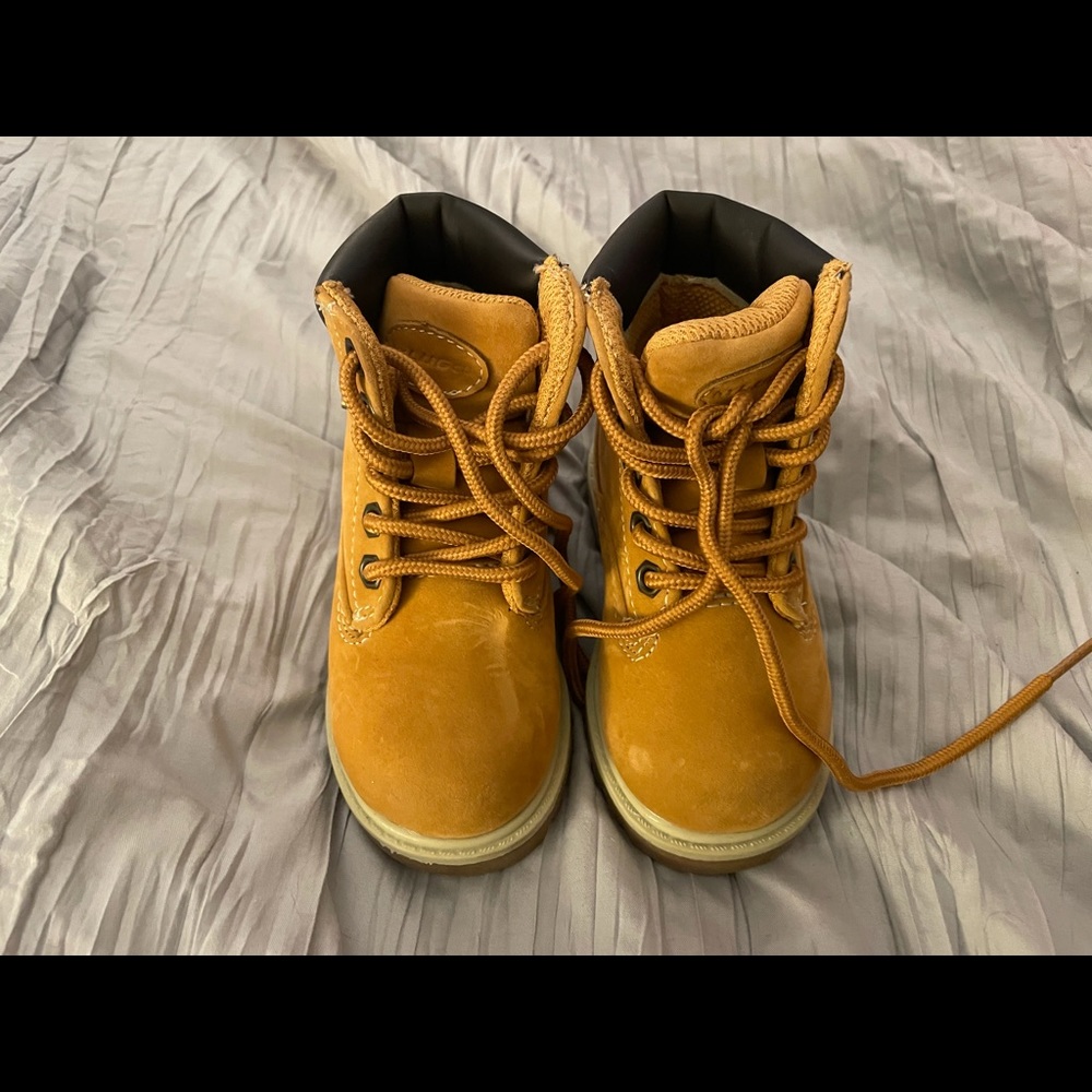 Lugs toddler boots size toddler 5
